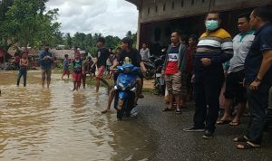 Bupati Saat Meninjau Banjir di Dusun Sungai Gambir